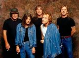 Killing Machine canta in deschiderea concertului AC/DC din Franta