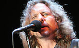 Eddie Vedder de la Pearl Jam compune o piesa pentru 