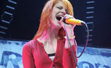 Paramore au fost onorati sa cante intre Weezer si Blink-182 (video)