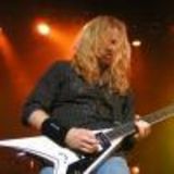 Dave Mustaine isi vinde cureaua cu gloante