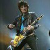 Chitaristul Rolling Stones lucreaza la un album       solo