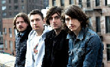 Arctic Monkeys ascund bilete de concert in noul single