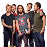 Pearl Jam erau sa fie dati jos de pe scena la Londra