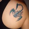Scorpion albastru pe omoplat