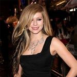 Avril Lavigne: M-am maturizat, port rochii si tocuri