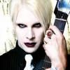 Fostul chitarist Marilyn Manson intervievat in jacuzzi     (video)