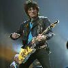 Chitaristul Rolling Stones lucreaza la un album       solo