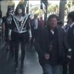 KISS s-au plimbat prin multime pe Hollywood Boulevard (video)