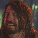 Daca plangi la un concert Foo Fighters ai toate sansele ca Dave Grohl sa te cheme pe scena
