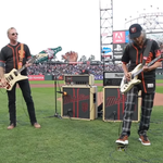 Kirk si James de la Metallica au cantat imnul national american pentru SF Giants