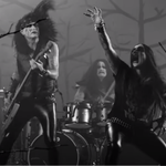 Steel Panther au lansat un clip inspirat de black metal pentru piesa 'Let's Get High Tonight'